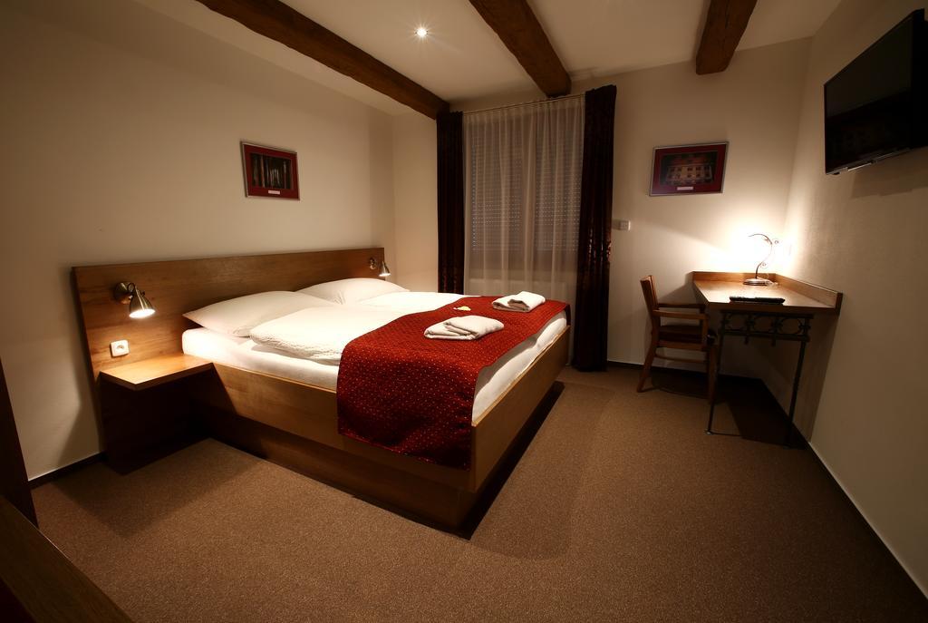 Apartments & Suites Zluta Hruska Plzen Bagian luar foto