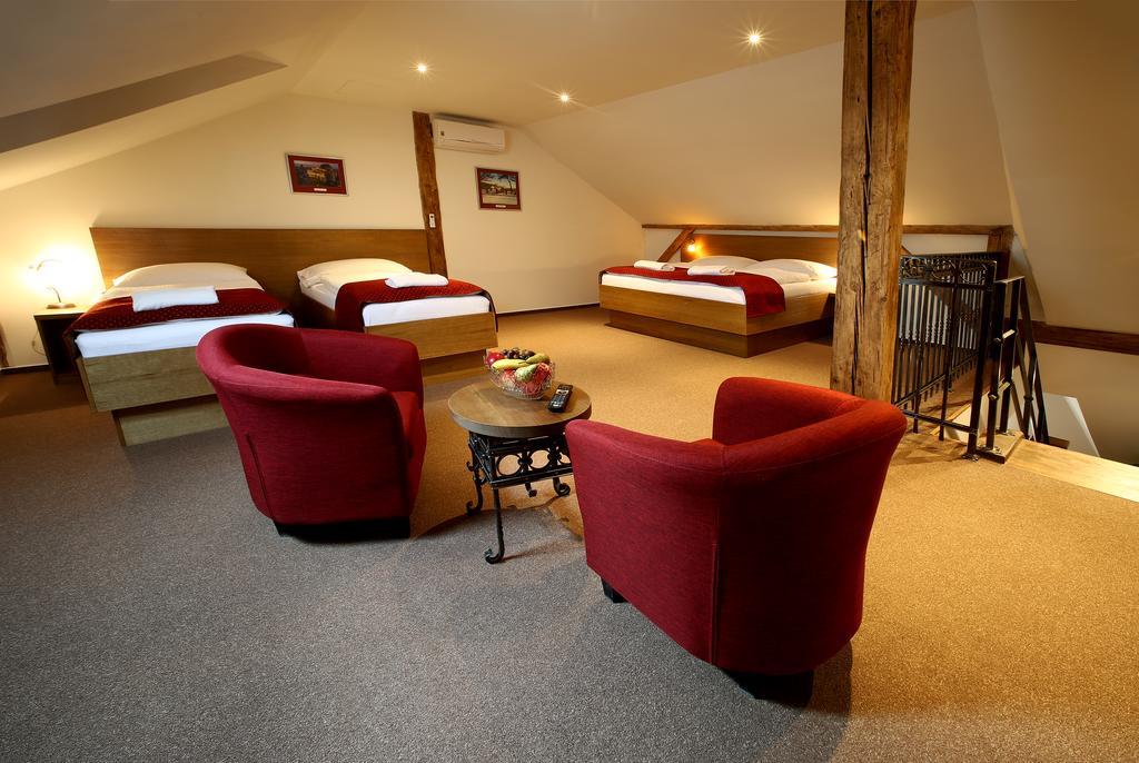 Apartments & Suites Zluta Hruska Plzen Bagian luar foto