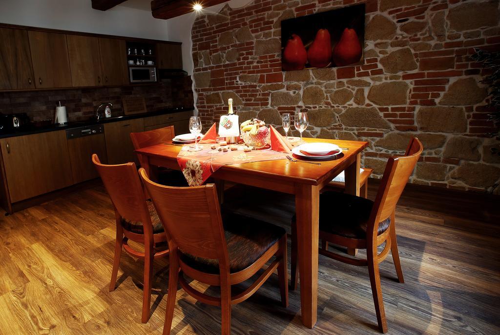 Apartments & Suites Zluta Hruska Plzen Bagian luar foto