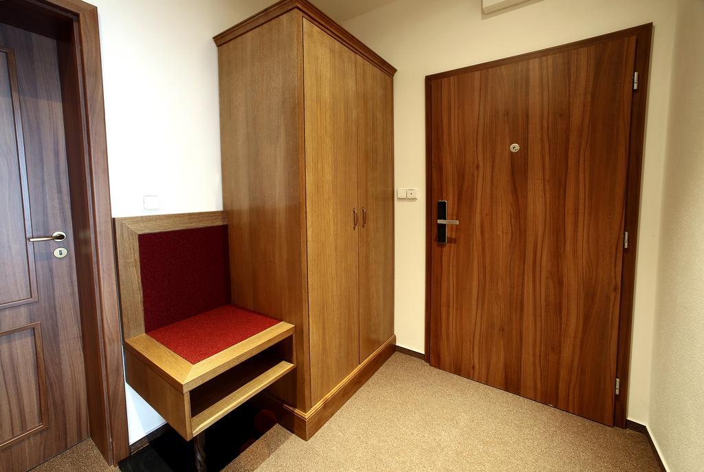 Apartments & Suites Zluta Hruska Plzen Bagian luar foto