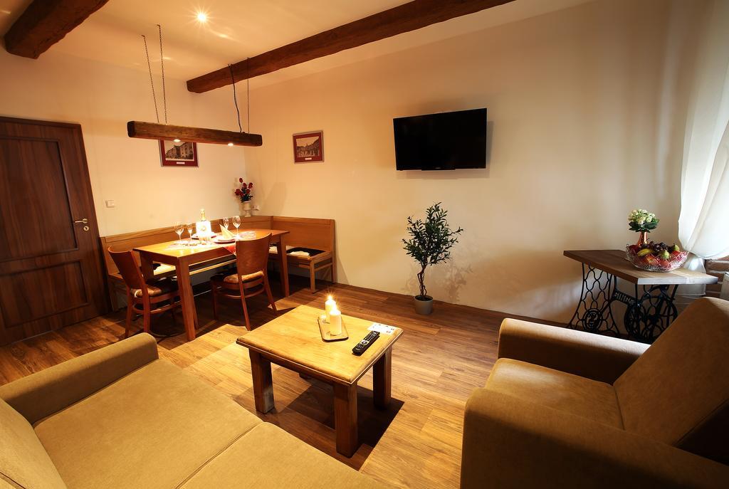 Apartments & Suites Zluta Hruska Plzen Bagian luar foto