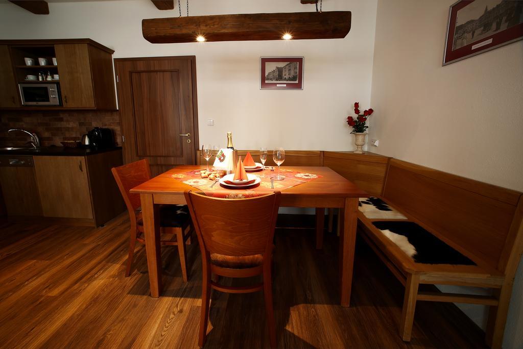 Apartments & Suites Zluta Hruska Plzen Bagian luar foto