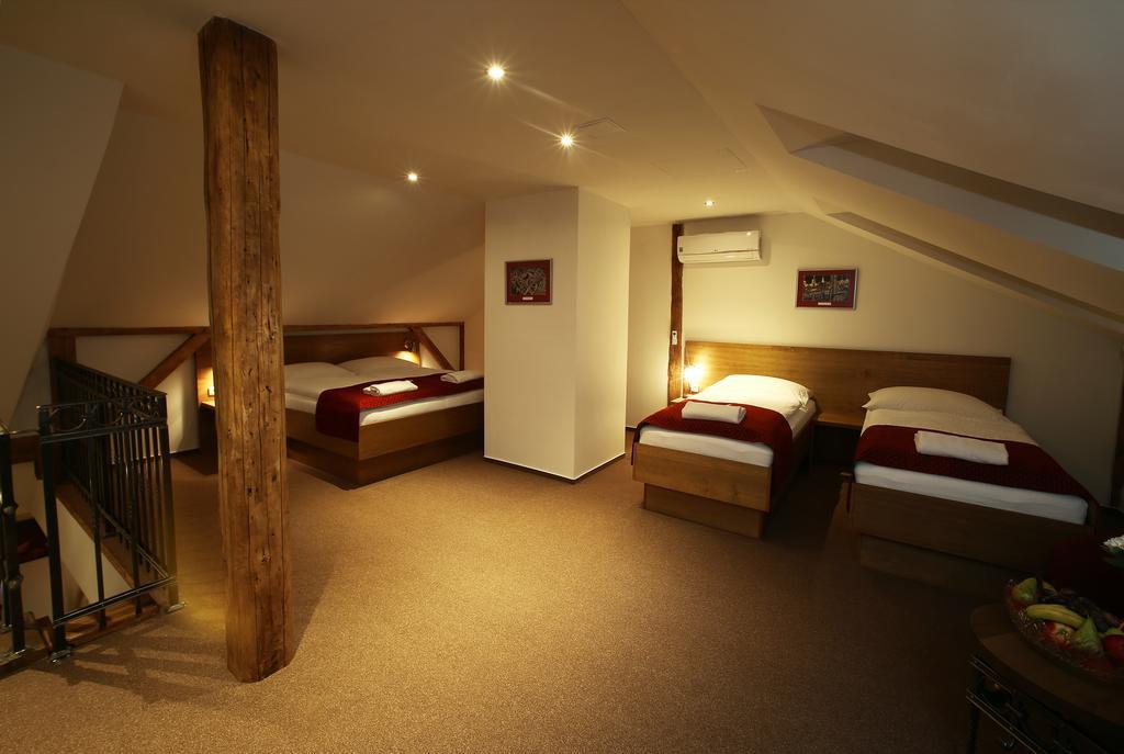 Apartments & Suites Zluta Hruska Plzen Bagian luar foto