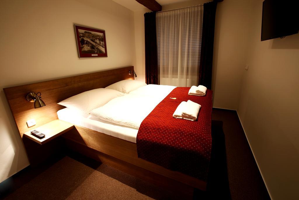 Apartments & Suites Zluta Hruska Plzen Bagian luar foto