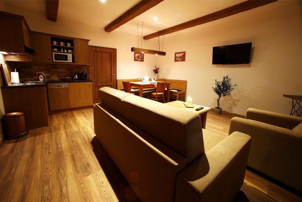 Apartments & Suites Zluta Hruska Plzen Bagian luar foto